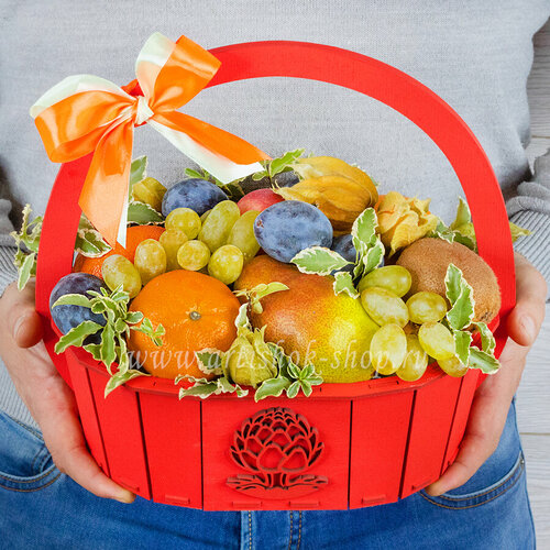 Подарочная корзина из мандаринов, груш, киви, слив, физалиса, винограда, апельсин и яблок артишок №674