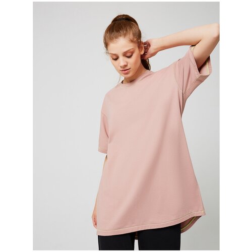 Футболка KVATI пудра с контрастной нитью в цвет вышивки