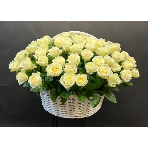 Цветы в корзнине 101 белая роза Аваланж
