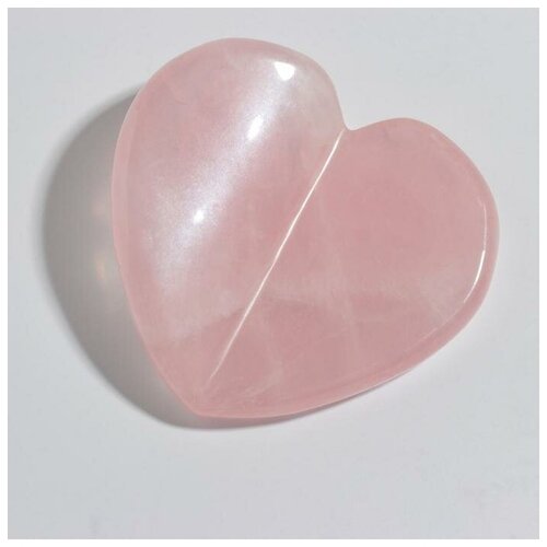 Пластина-скребок Сердце с изгибом посередине из розового кварца 287700₽