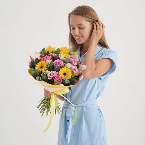 Изображение товара Букет из мини гербер, роз и эустом Высокая оценка от ЛасФлоре