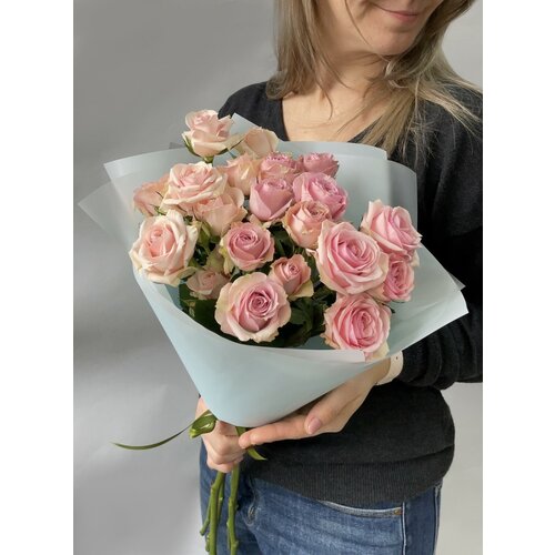 Букет из 5 веток кустовых розовых роз букет 31