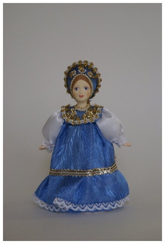 Кукла коллекционная фарфоровая Девушка в традиционной летней одежде.