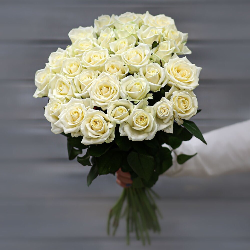 Букет живых цветов из 29 белых роз (Россия) с лентой 60 см
