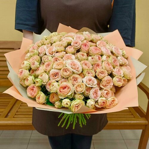 Изображение товара Живые цветы букет кустовых роз 51 шт. в упаковке розовый "Кэти"
