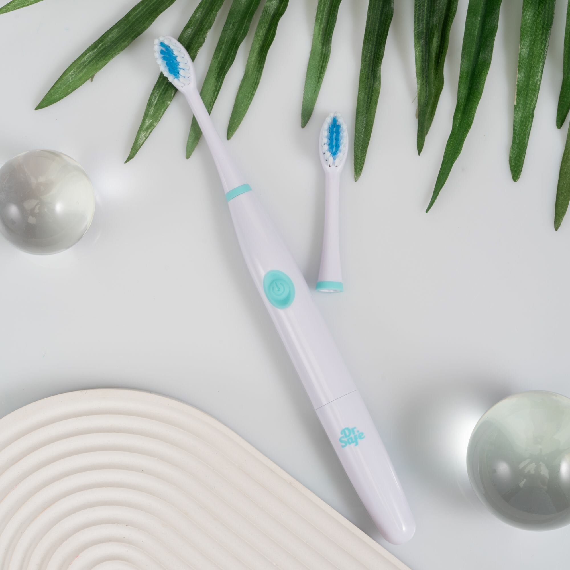 Электрическая зубная щетка Dr Safe  мягкая  на батарейке  дополнительная насадка в комплекте