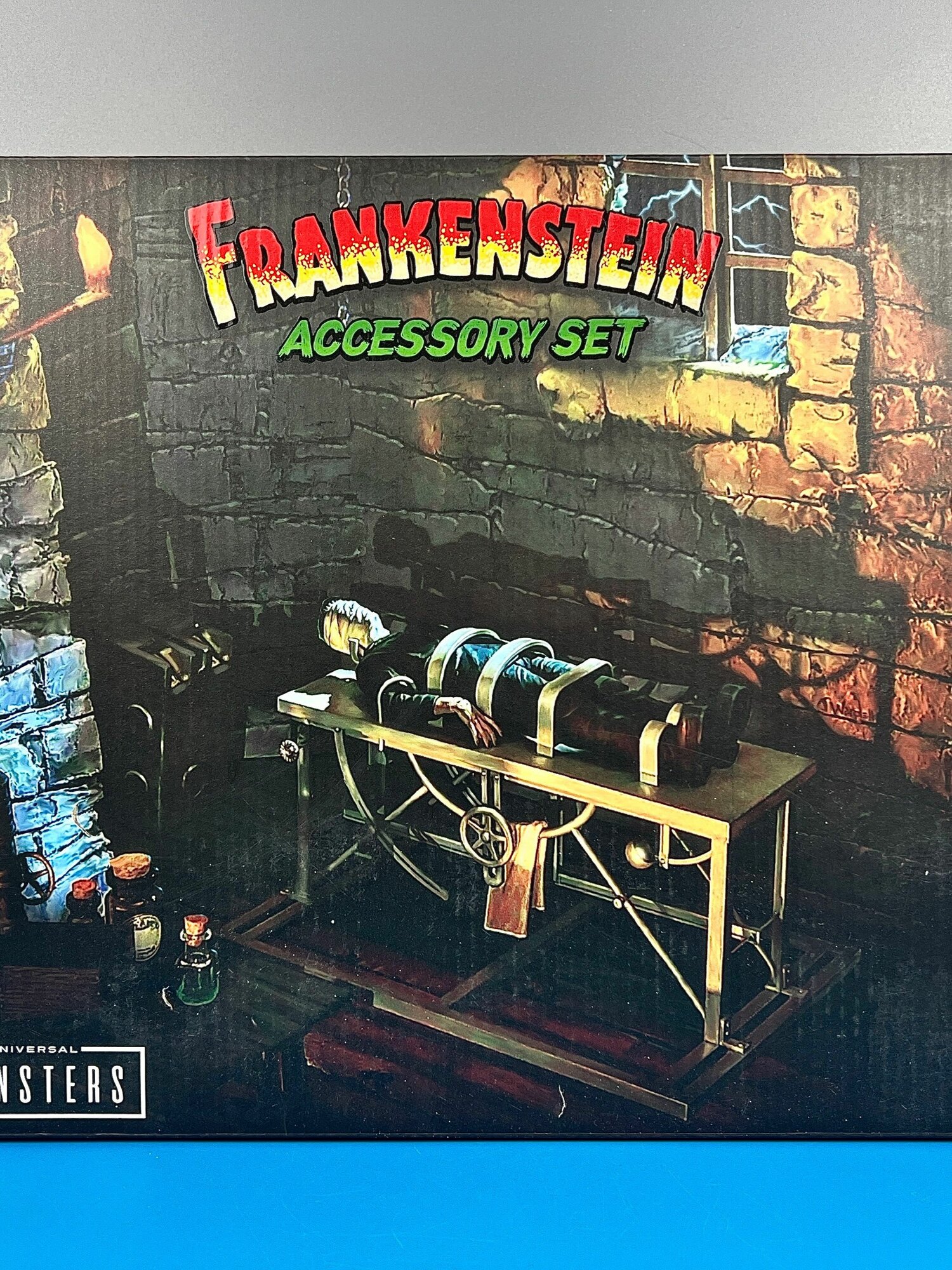 Набор аксессуаров Frankenstein, Accessory Set, Universal Monsters / Оригинал Neca, 25 см. / Стол Франкенштейна