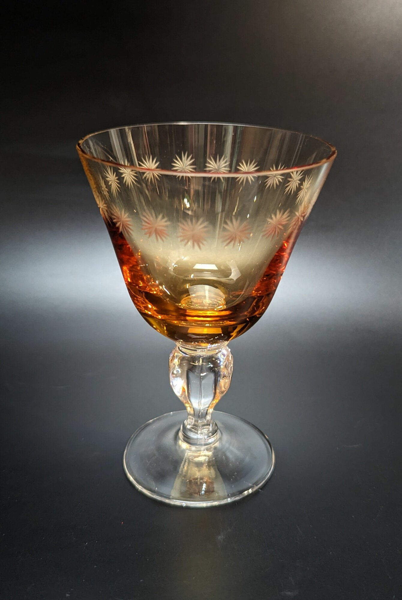 Фужер креманка Золотая свадьба янтарного цвета на массивных ножках, автор Рогов Е. И, хрусталь, гравировка, Гусевской хрустальный завод Гусь-Хрустальный, СССР, 1970-1990 гг.