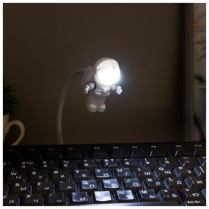 Ночник "Астронавт" LED 0,5Вт от USB бело-черный 6х32,2 см - фотография № 3