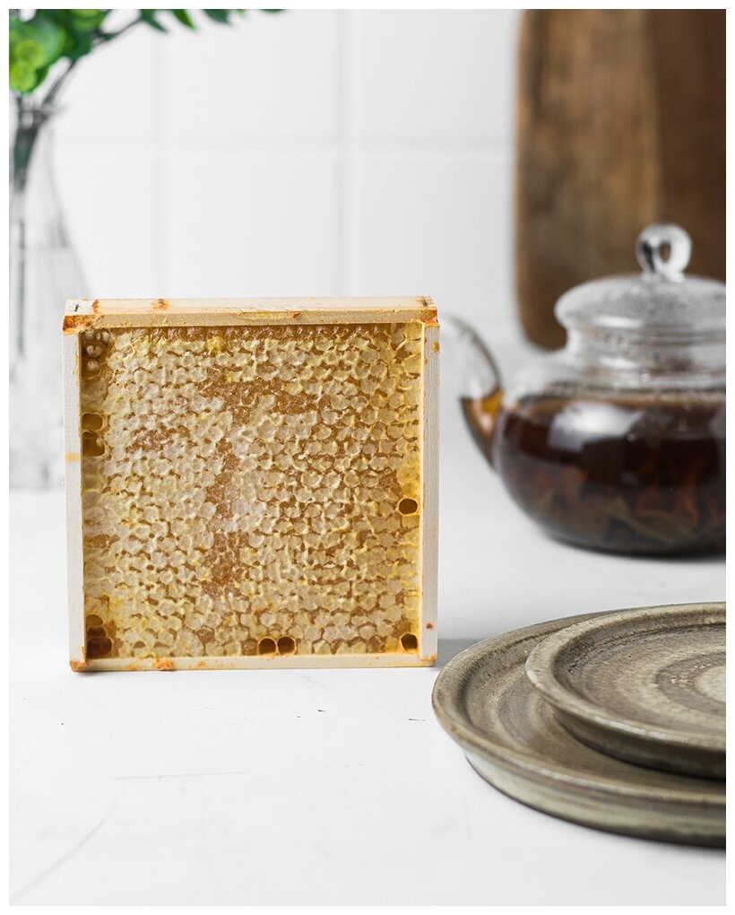 Комплект натурального меда: акациевый мед (1400 грамм) и сотовый мед (350 грамм) - фотография № 3