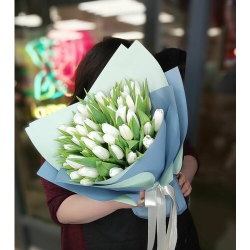 Большой букет белых тюльпанов 51 шт в стильной упаковке. Эквадорские премиум тюльпаны, высота 50 см