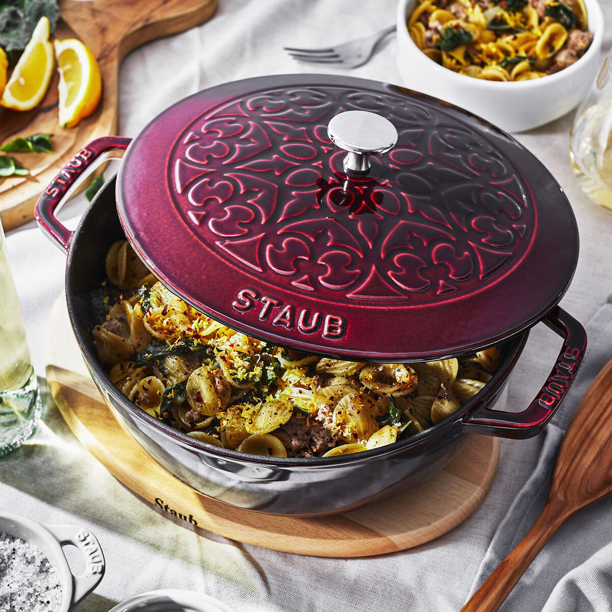 Кокот 26см Staub La Cocotte Лилия, гранатовый