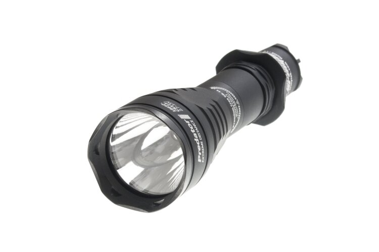 Мощный тактический аккумуляторный фонарь светодиодный Armytek Predator v3, 1120 лм, теплый свет, аккумулятор — фото 1