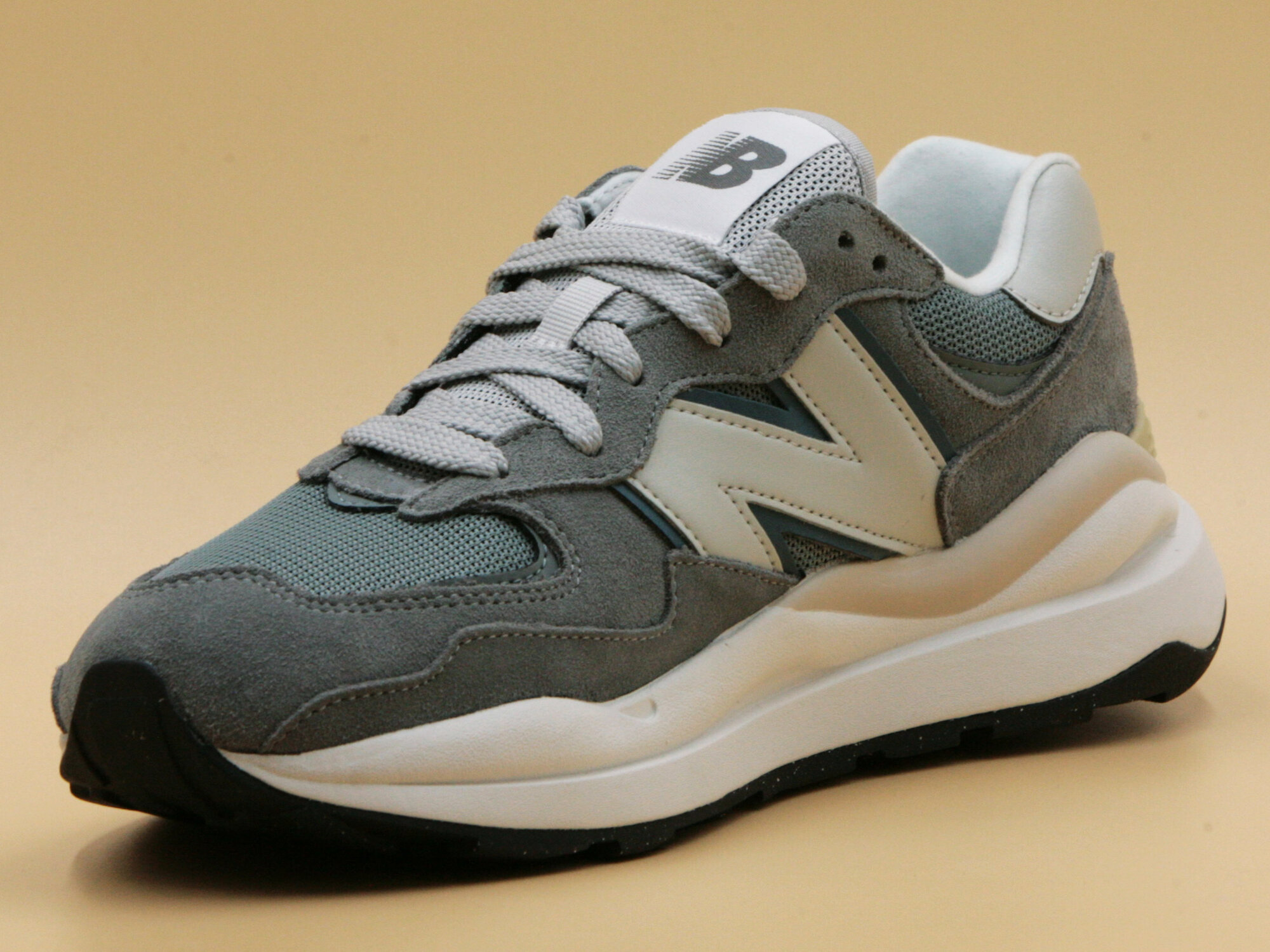 Кроссовки New Balance 57/40, полнота D, размер 11 US / 45 EUR, red/grey — фото 1