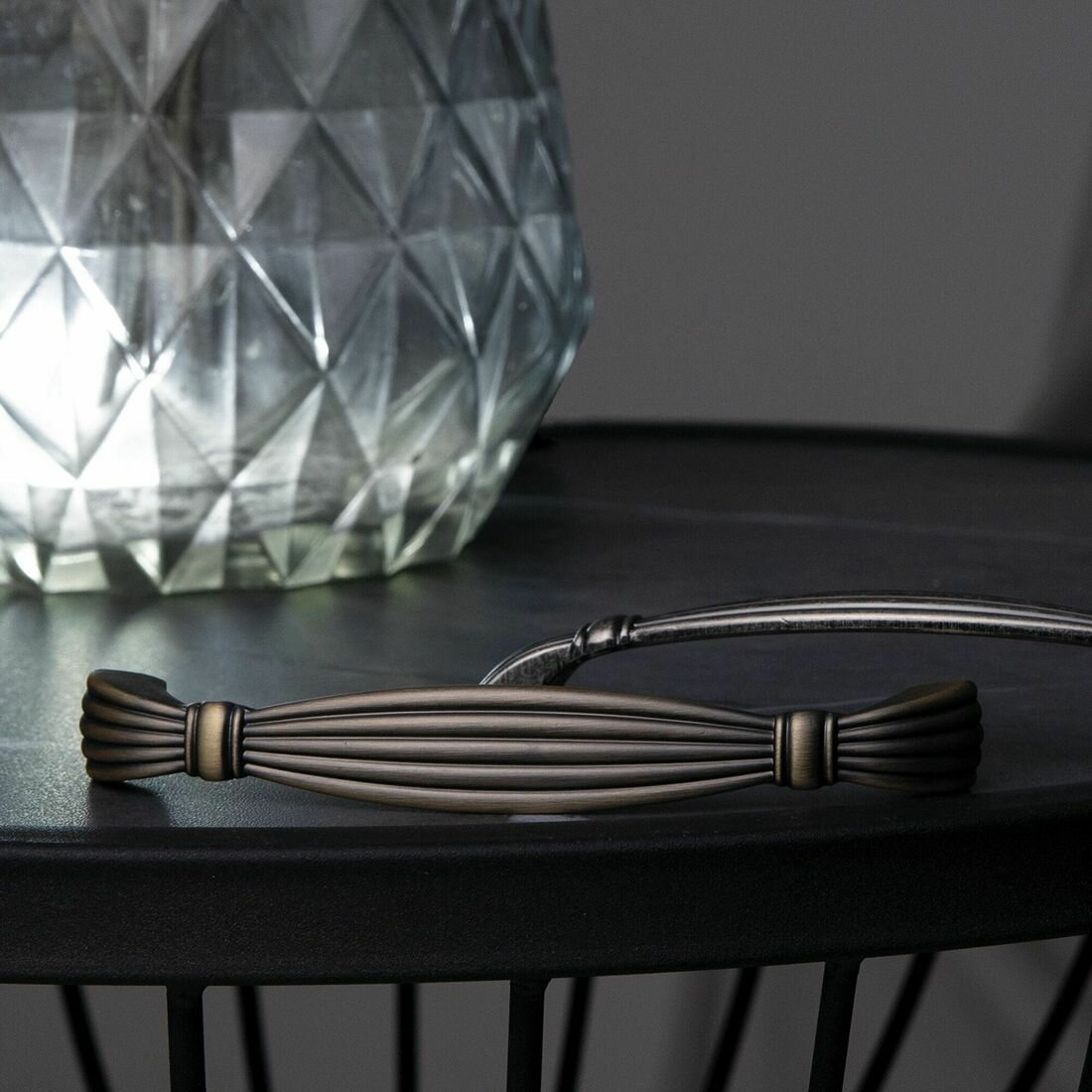 Ручка мебельная кнопка металлическая MAGIA античное серебро