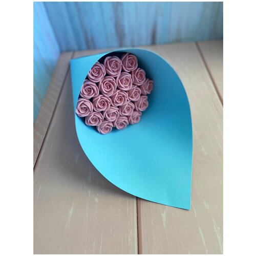 Шоколадный букет из 19 роз в голубой упаковке