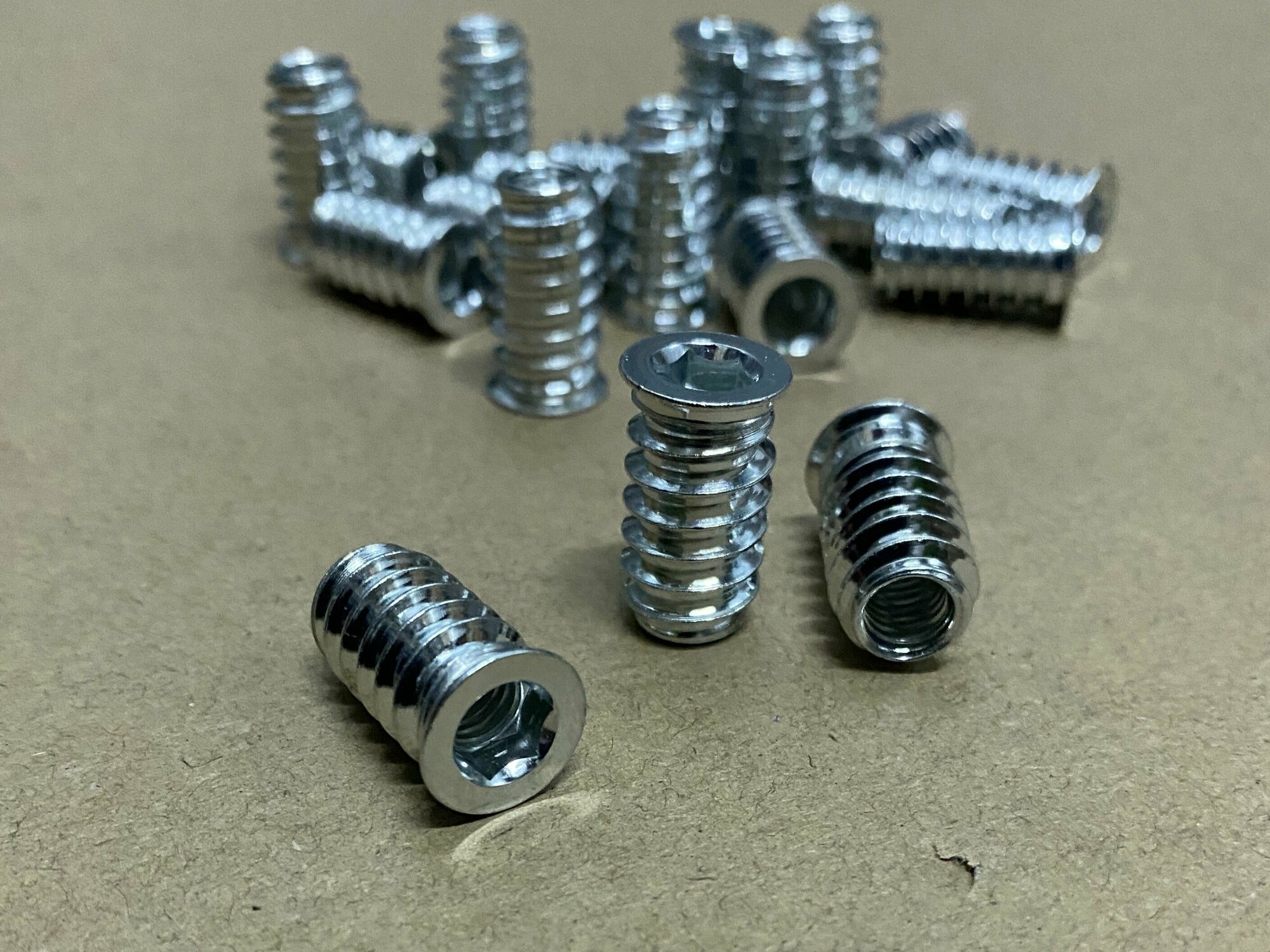 Изображение Футорки мебельные длинные M6*20мм (20шт), оцинкованная сталь