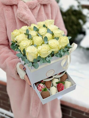 Изображение товара Шкатулка с цветами, 16 клубник в белом и молочном шоколаде, малина, темный рис, 17 белых роз, эвк, Romance 2, L размер