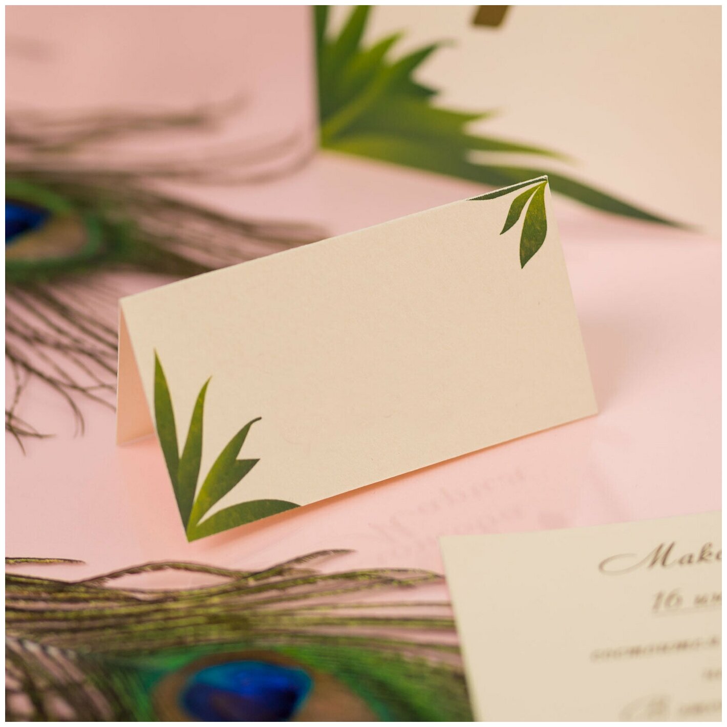 Рассадочная карточка гостя для праздничного банкета "Весенняя зелень" из бежевого картона с растительным принтом зеленого цвета, 10 штук