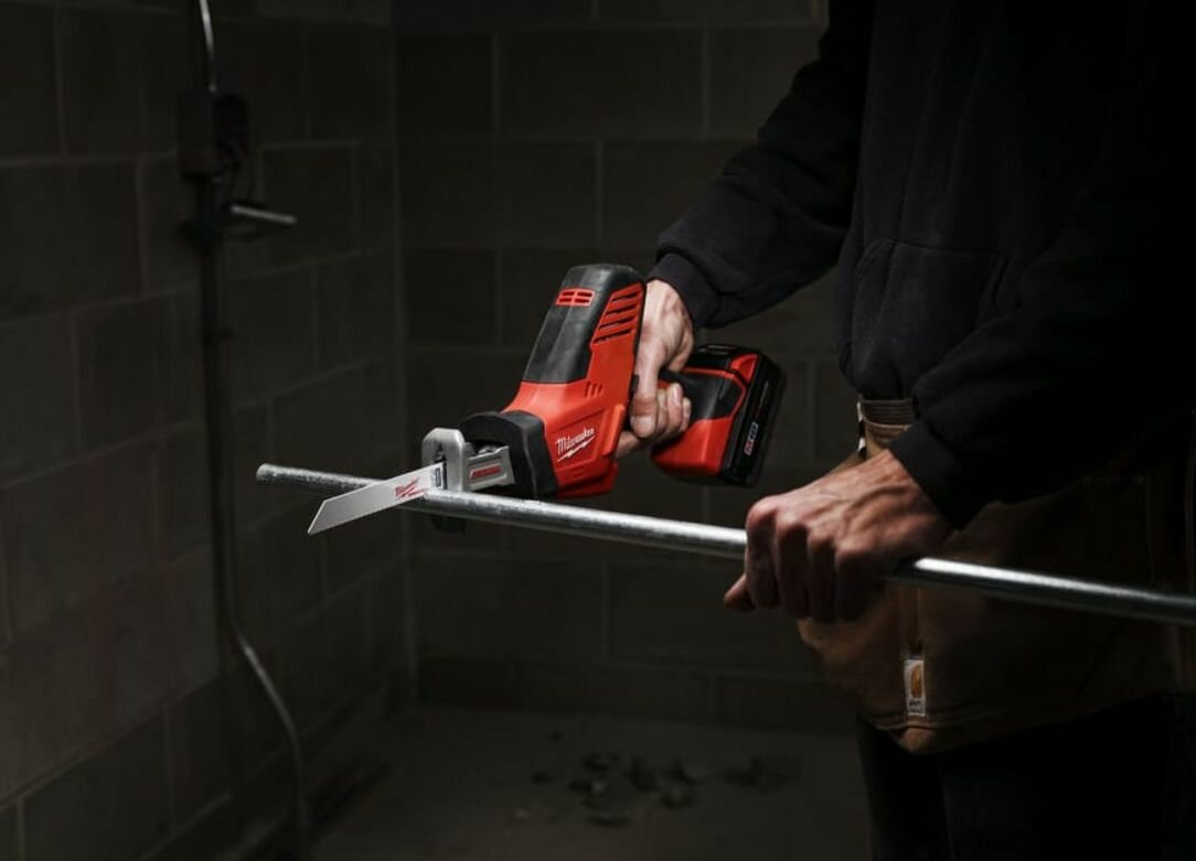 Изображение Аккумуляторная компактная сабельная пила Milwaukee C18 HZ-0 4933416785