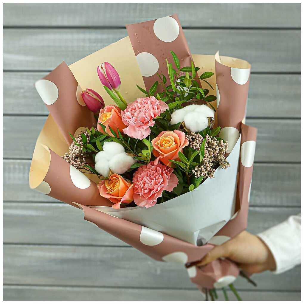 Букет живых цветов из роз гвоздик тюльпанов 50см