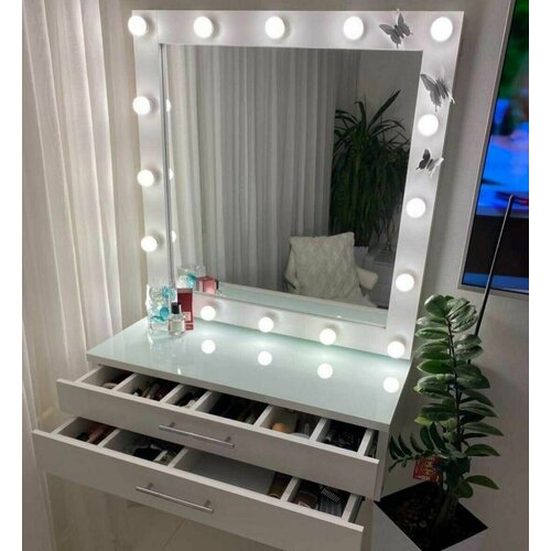 Туалетный столик с зеркалом