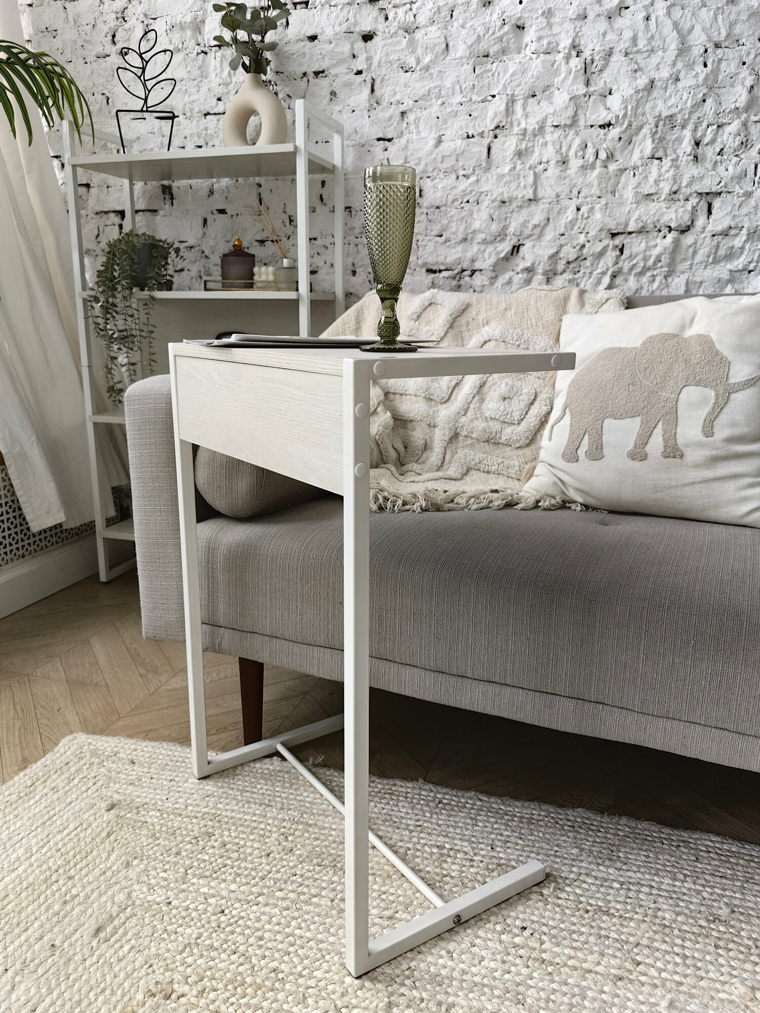 фото Приставной столик