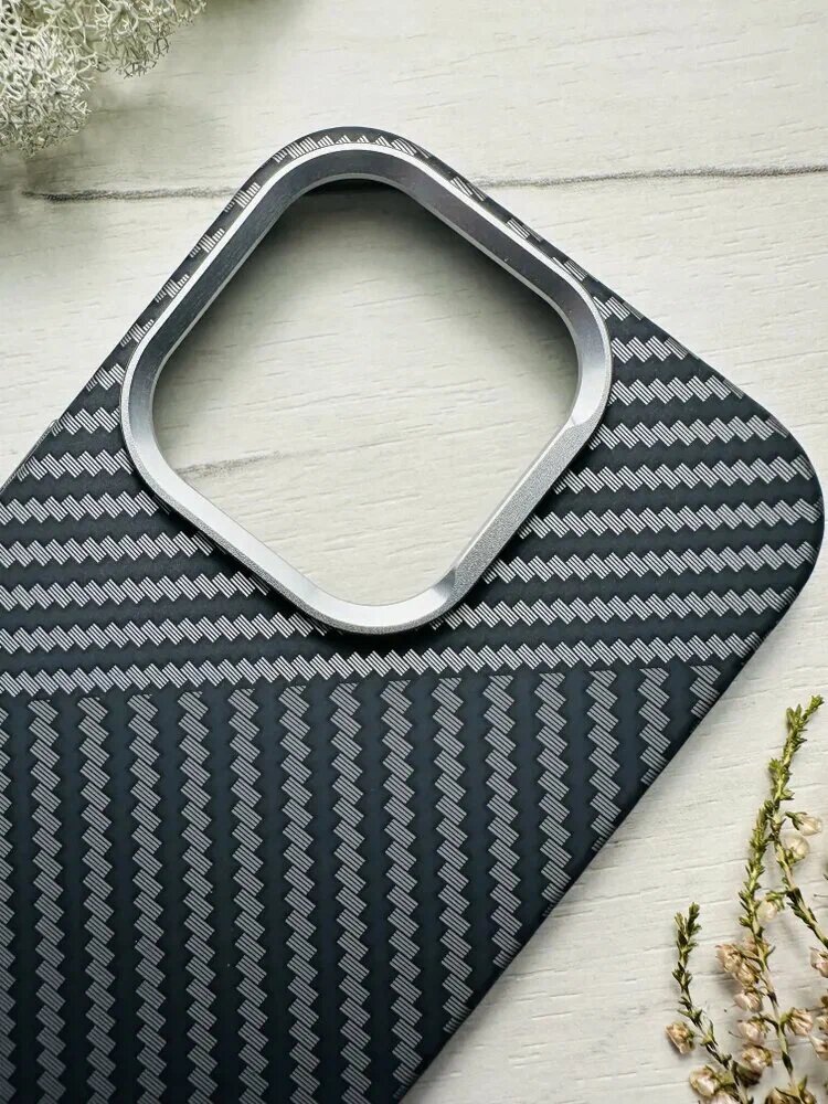 Защитный чехол с карбоновой текстурой для iPhone 14 Pro Max тонкий ударопрочный — фото 1