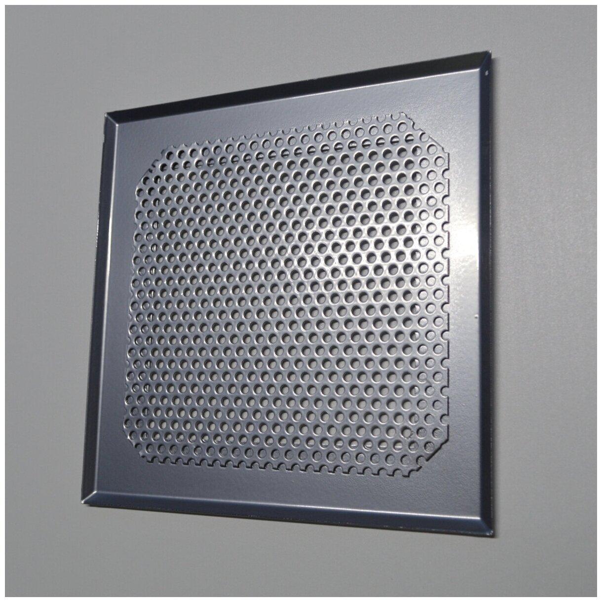 Вентиляционная решетка металлическая на магнитах 150х150мм, тип перфорации кружок (Rv 3-5), хром - фотография № 2