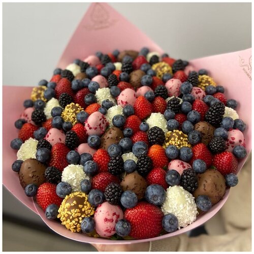 Букет из клубники, ягод и клубники в шоколаде "Комбо" размер ХL