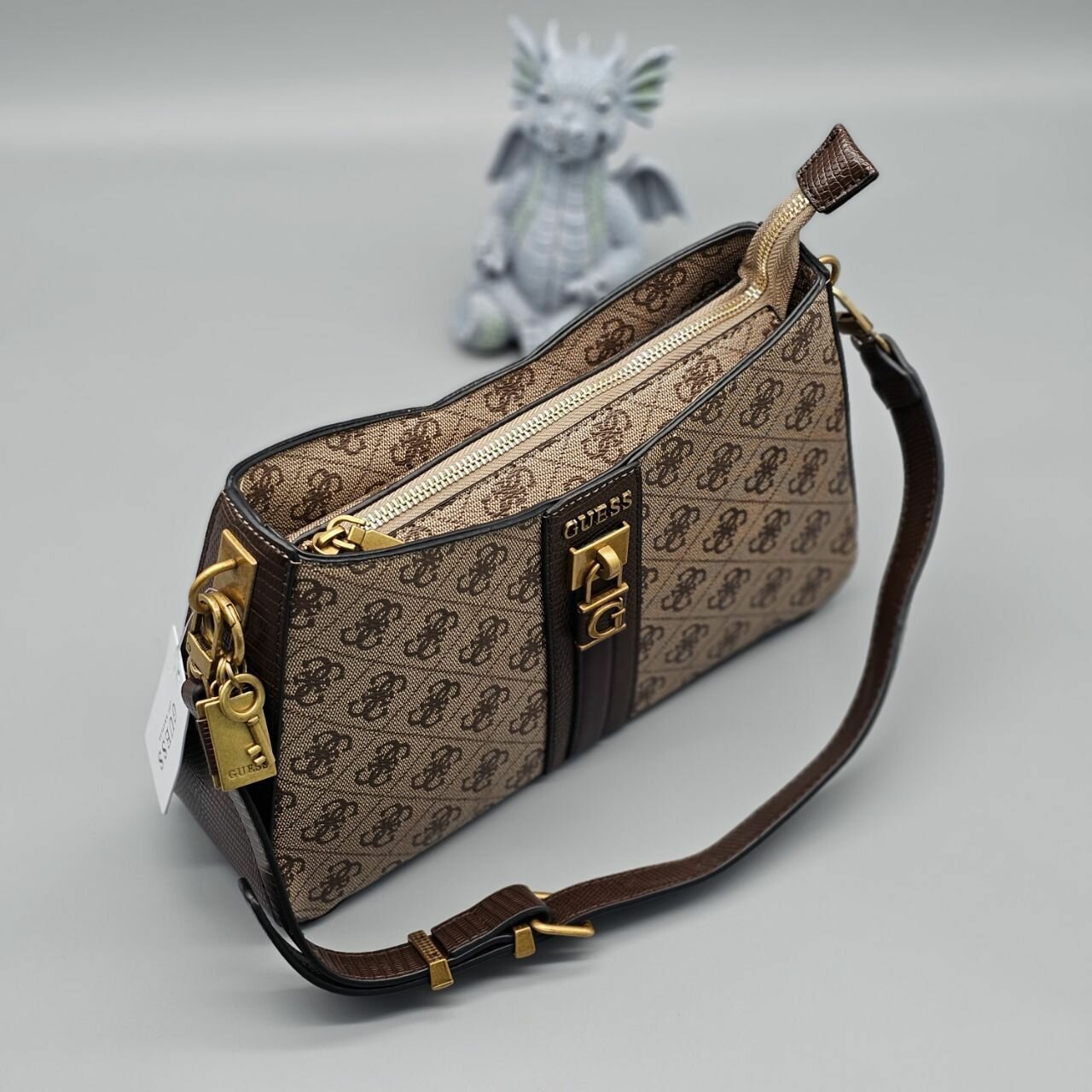 фото Сумка женская кожаная Guess багет