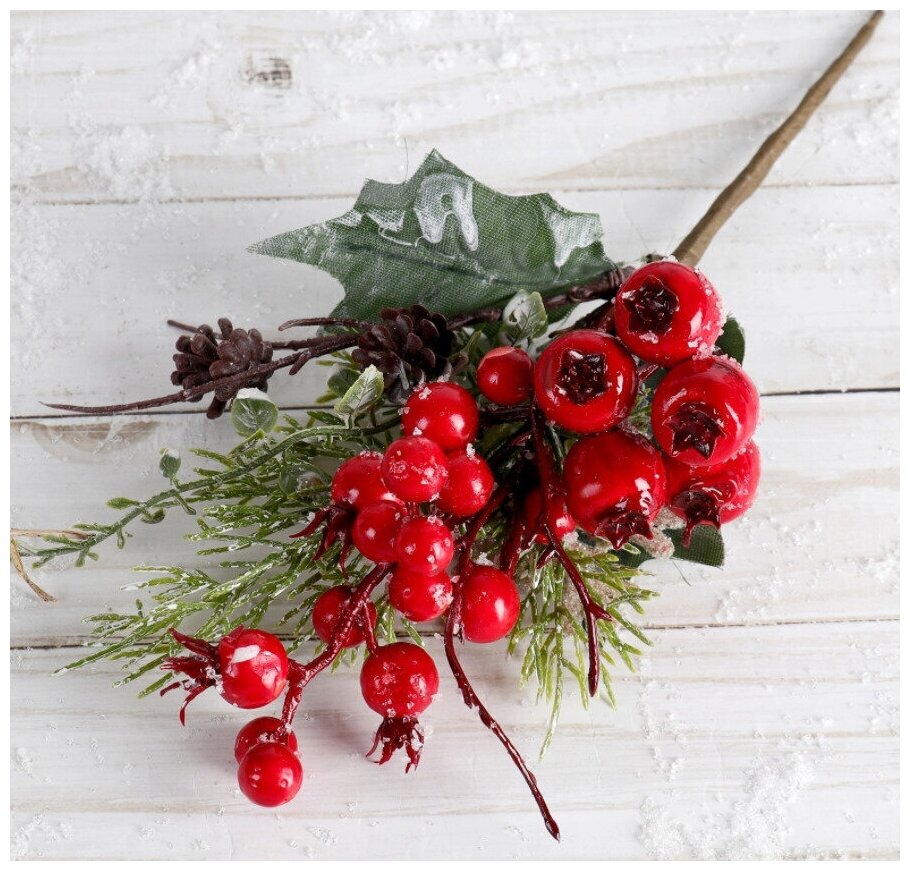 Декор "Зимнее очарование" красные ягоды снежинка 22 см