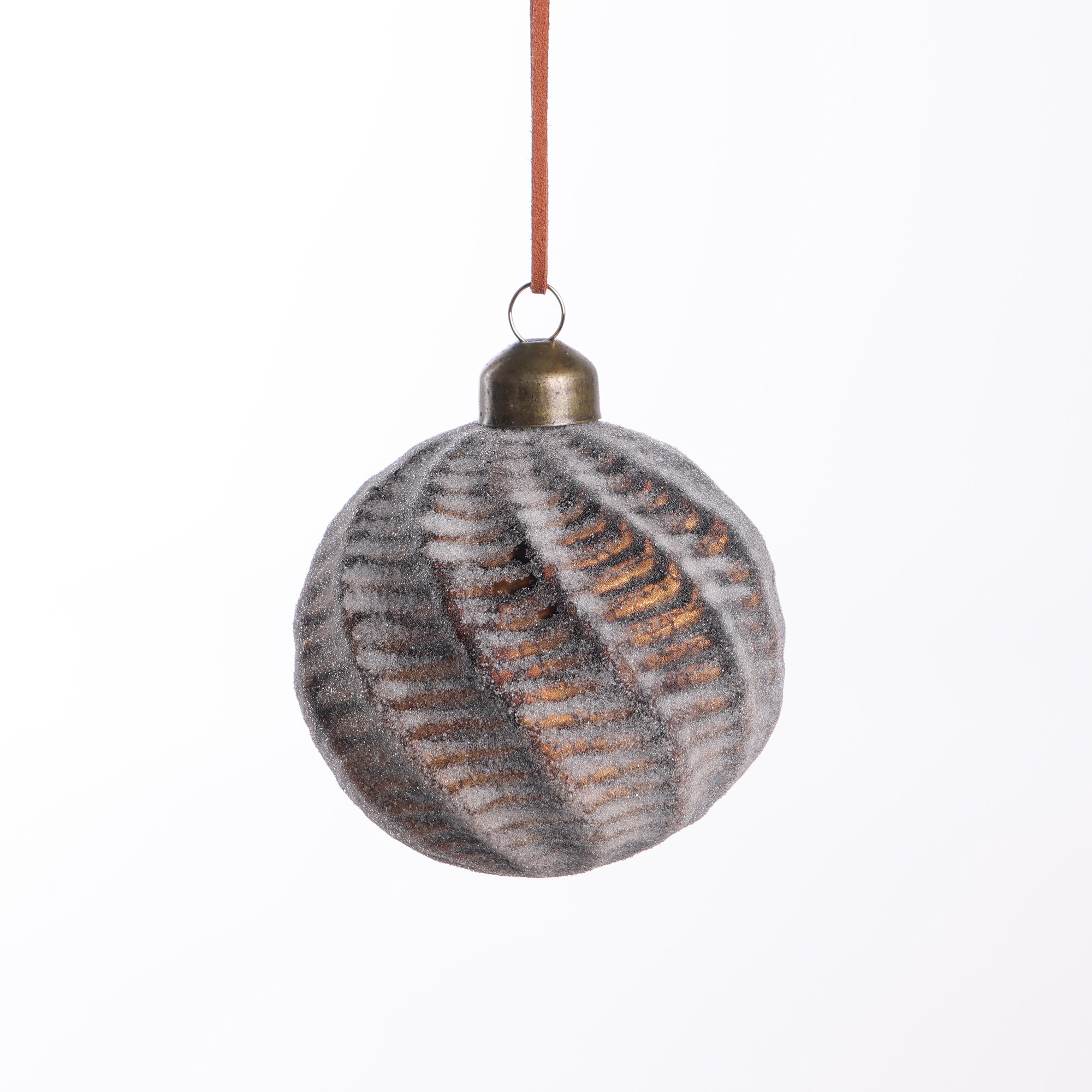 Новогодняя декорация Шар на елку стеклянный 8 см 1 шт заснеженный шоколад