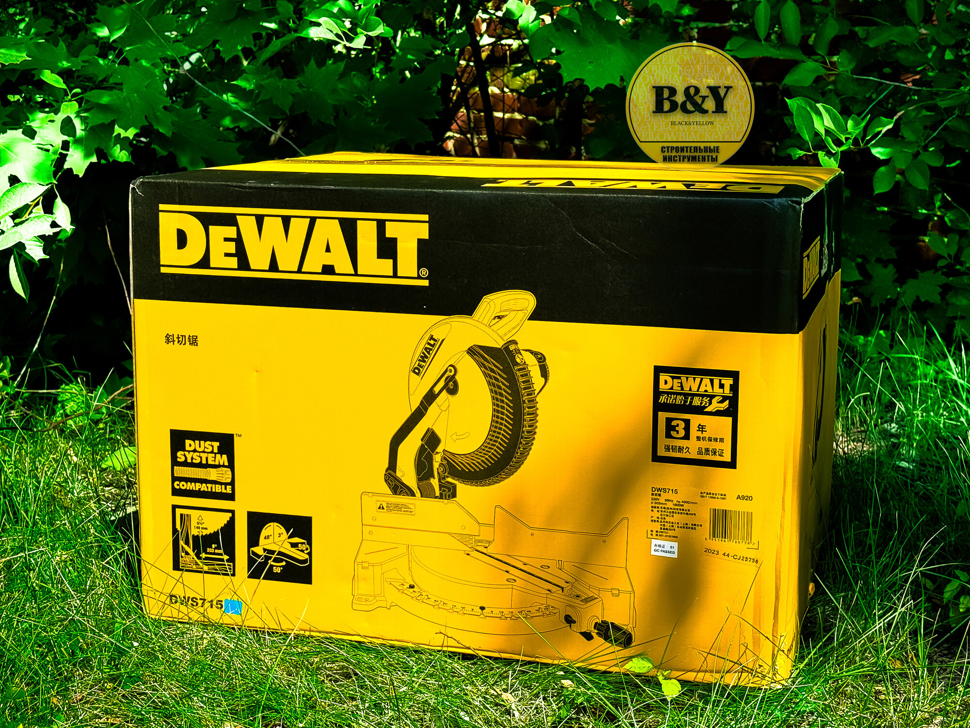 Торцовочная пила DeWALT DWS715-A9