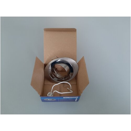 Светильник потолочный, встраиваемый ТМ 100000 ламп, точечный под лампу MR16, овальной формы, поворотный, литой. Цвет – хром - серебро.