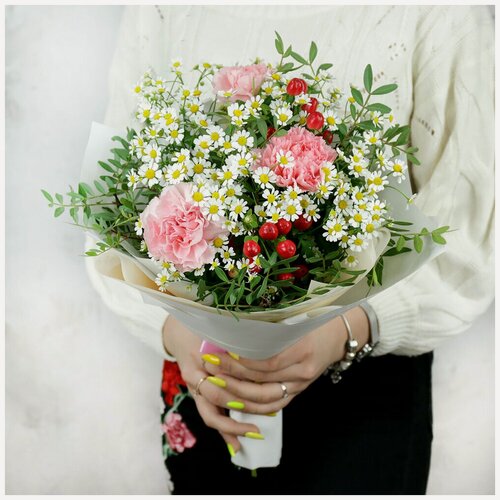 Изображение товара Букет из ромашки гвоздик гиперикума, высота 30см, от Букет Маркет