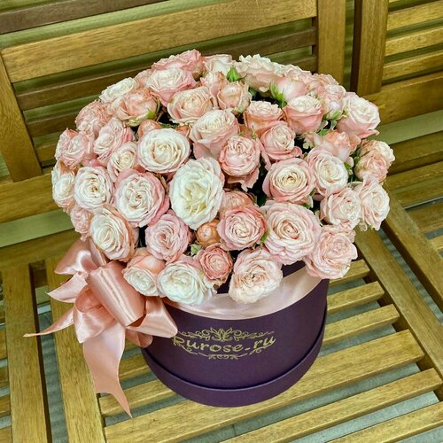 Изображение товара Живые цветы в коробке букет розовых кустовых роз 19 шт. "Воздушный поцелуй"