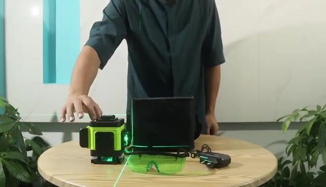 Профессиональный лазерный уровень нивелир 3D/8 линий 3 аксессуары, Поворотное лазерное окно — фото 1