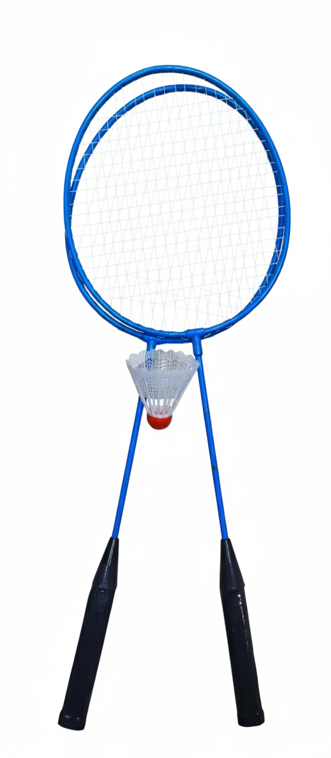 Набор для бадминтона, состоящий из двух ракеток и одного воланчика (шаттлкока), упакованный в сетчатый чехол.