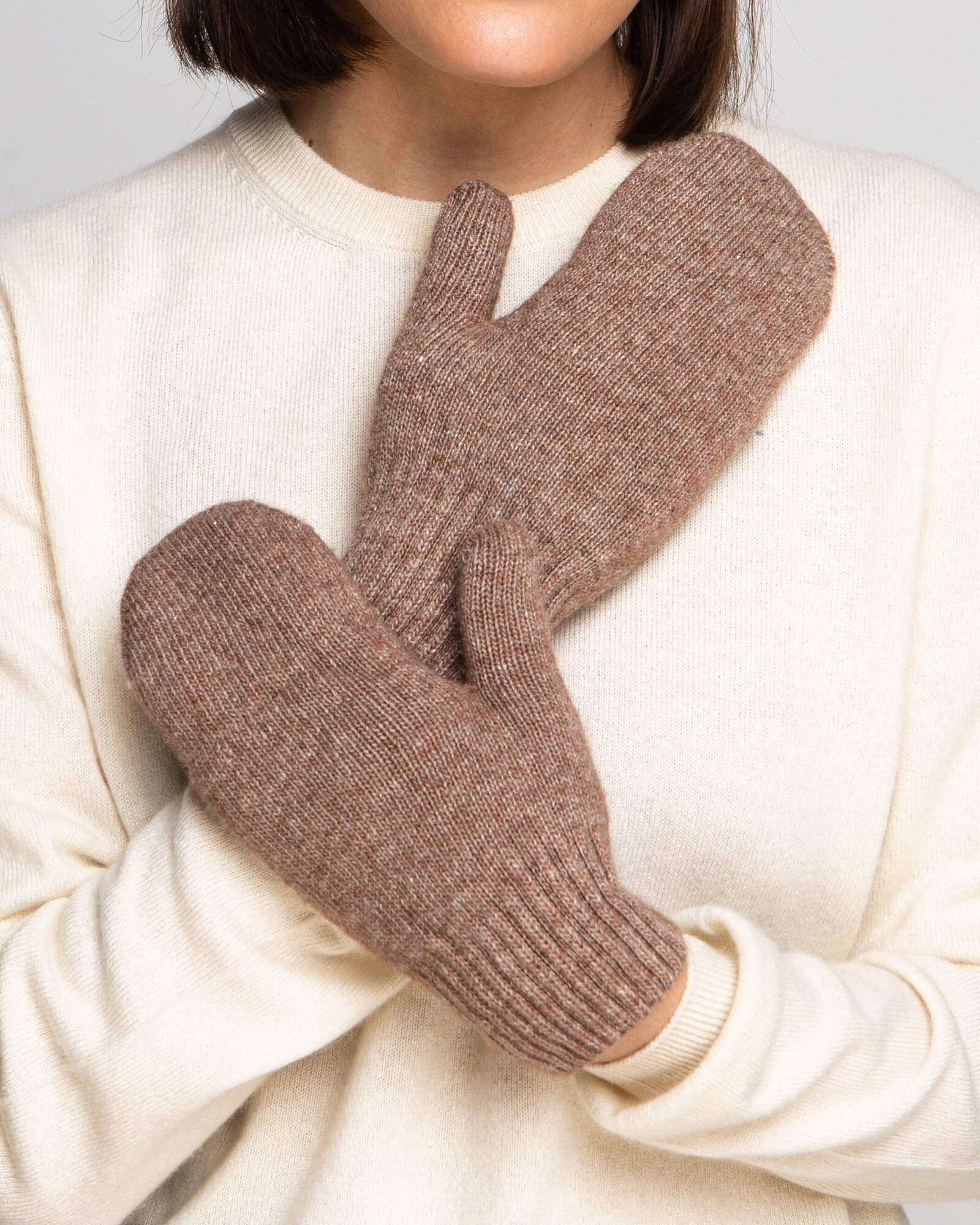 фото Теплые варежки из монгольской шерсти КС коричневые женские