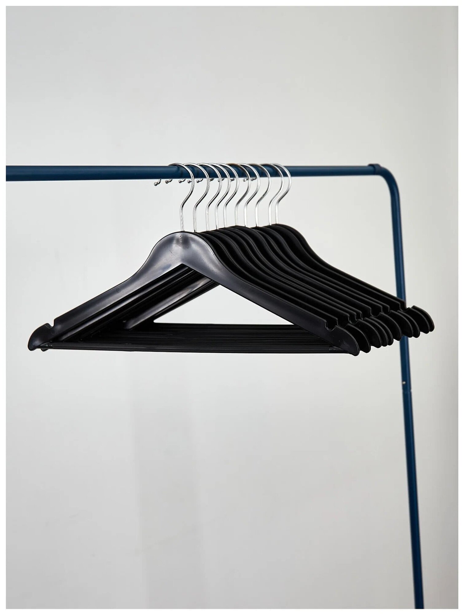 Вешалки-плечики для одежды пластик под дерево с перекладиной, цвет черный, 44 см, комплект 5 штук - фотография № 5