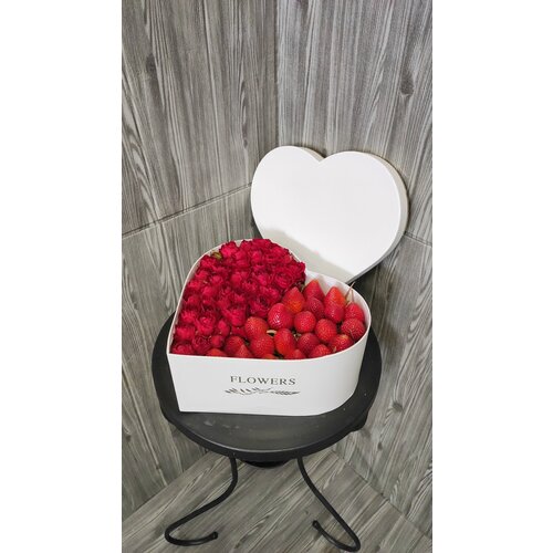 Кустовая роза с клубникой в коробке-сердце