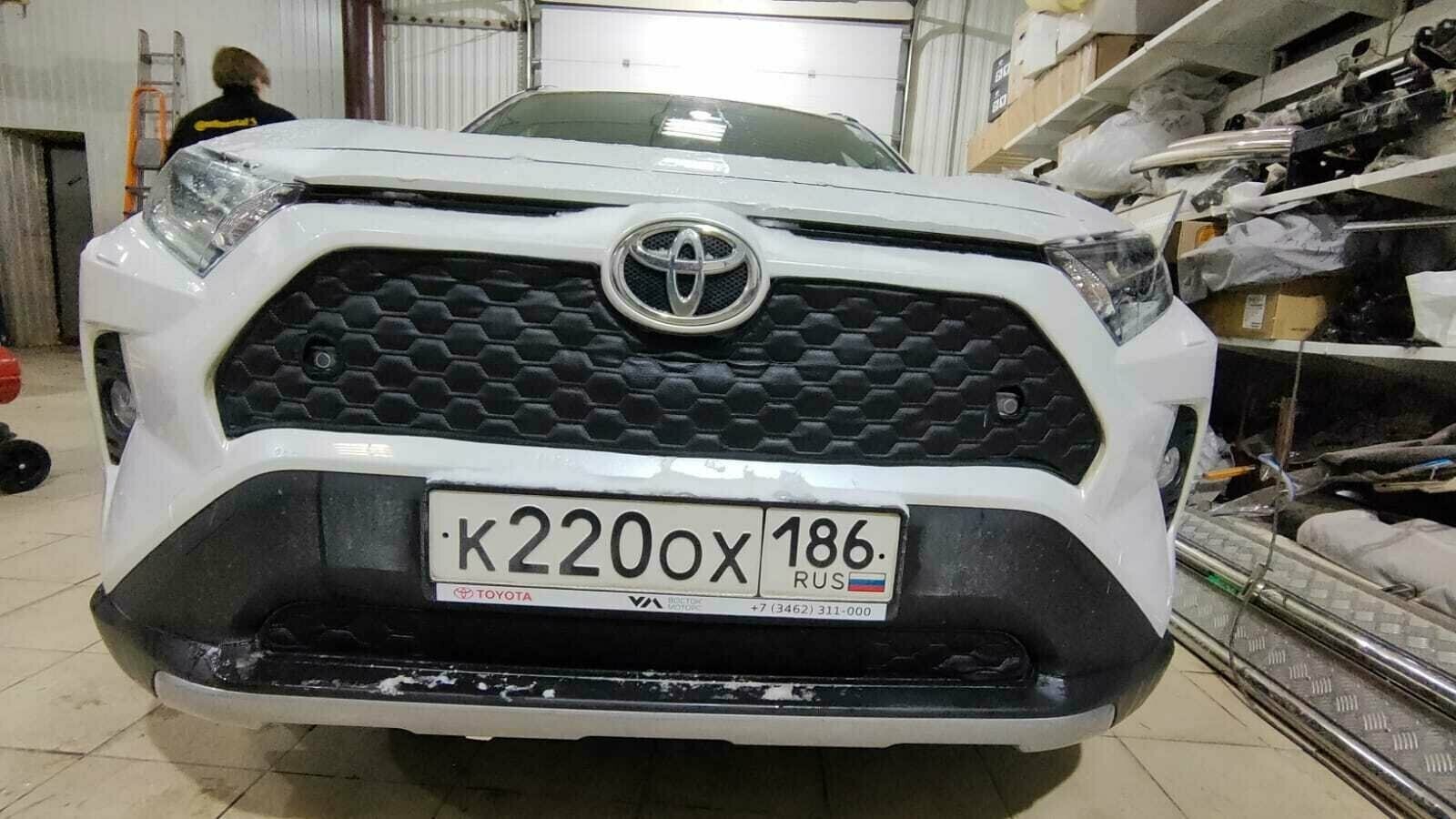 Утеплитель решетки радиатора зимний для Toyota RAV4 2018 – н. в. XA50 Комплект верх/низ Соты Парктроники