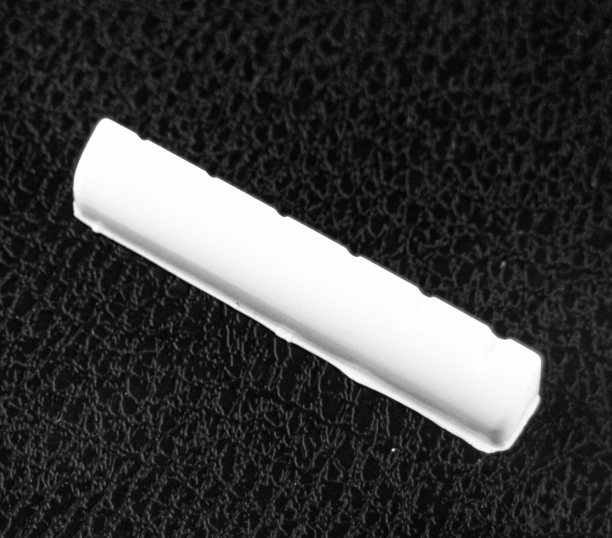 фото SOLO пвга порожек для акустической гитары, верхний, пластик (44 х 6.3 х 8.8 мм)