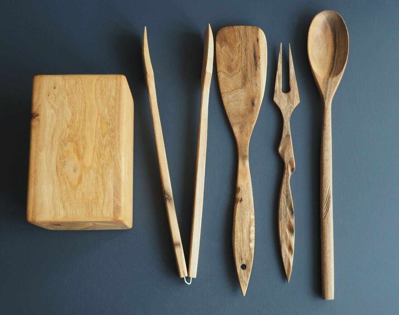Набор кухонных принадлежностей: лопатка, щипцы, вилка и ложка - фотография № 3