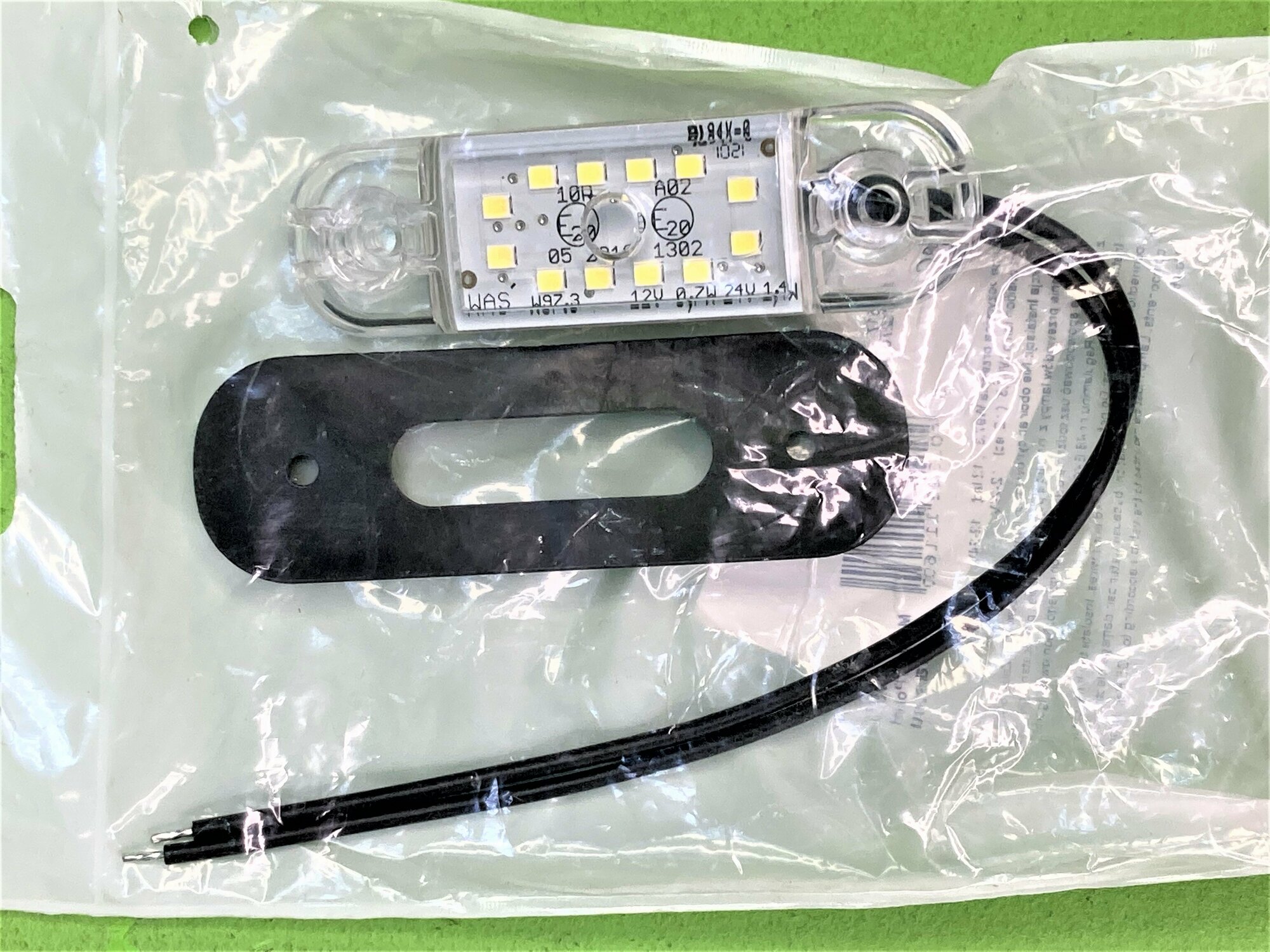 фото Фонарь габаритный ! белый 12 LED 9V-36V slim овальный плоский накладной (с кабелем) \Universal