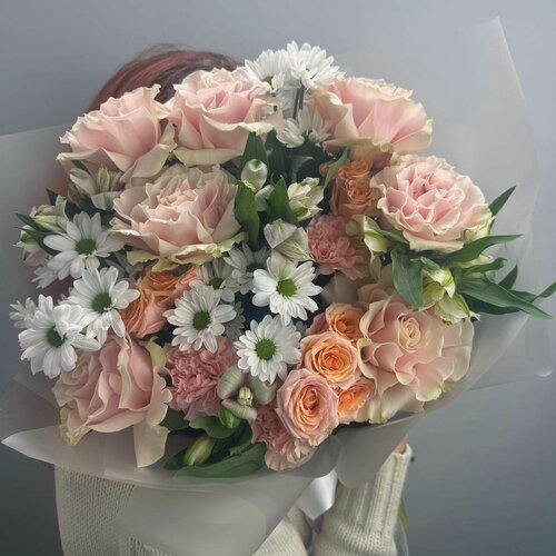 Изображение товара Букет / Французская Роза, Кустовая роза, Кустовая хризантема, цвет розовый, белый, коралловый, зеленый 19 шт
