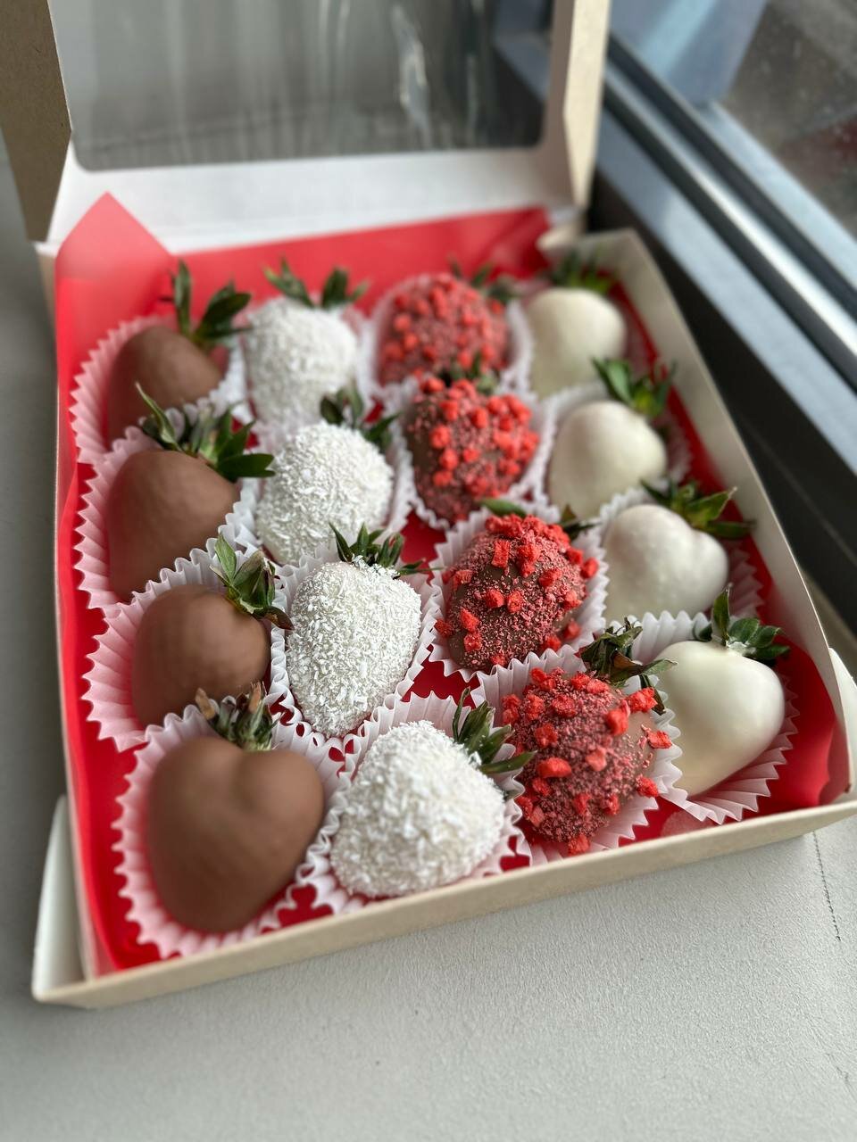 Букет- коробочка "8 марта" для милых девушек, букет вкусов от Sweet Berry — фото 1