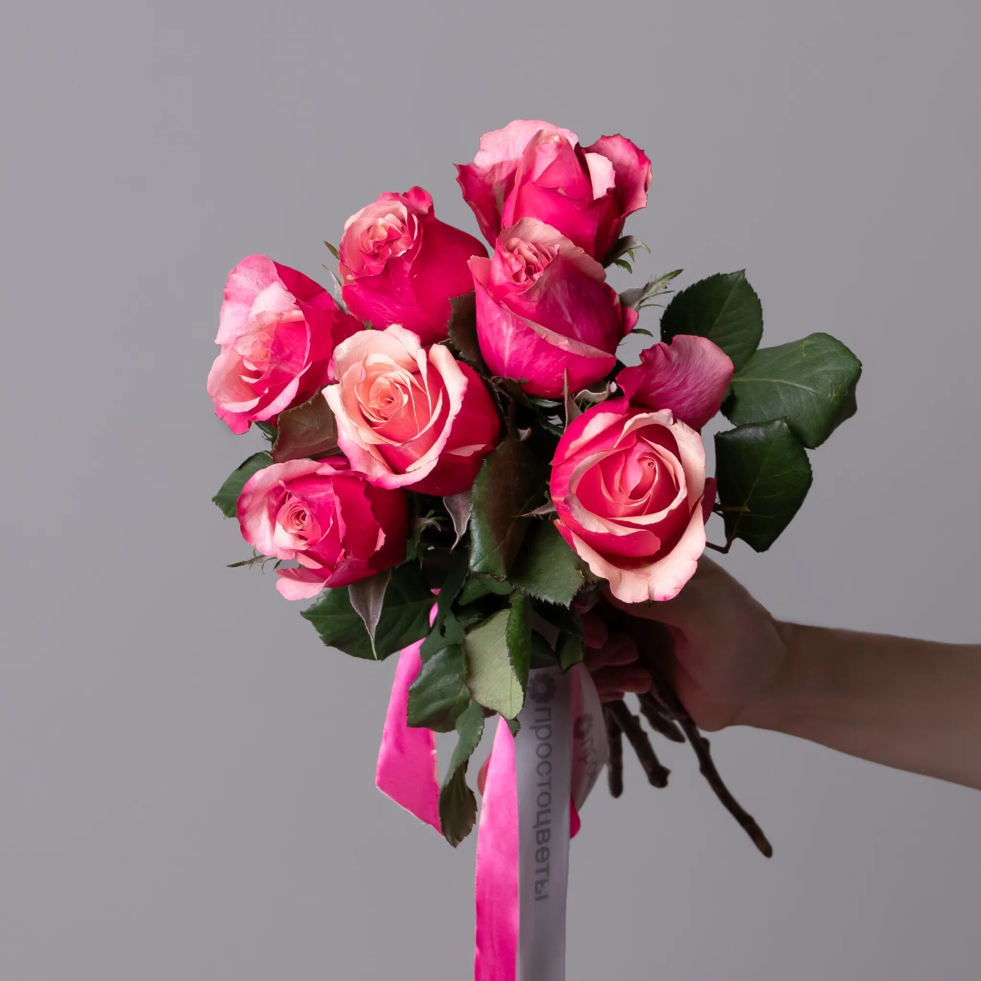 Букет из темно-розовых роз 7 шт Высота 40 см Премиум от "Простоцветы"