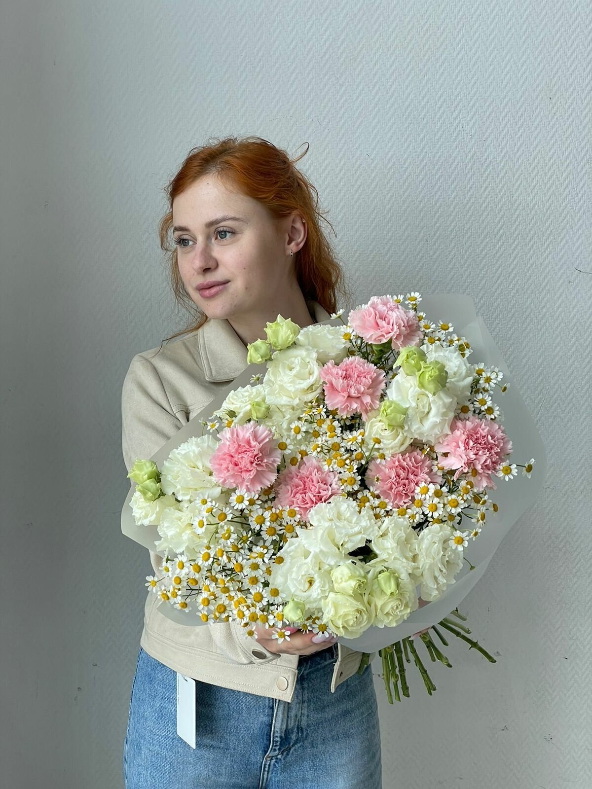 Букет с ромашками, эустомой и ажурными гвоздиками